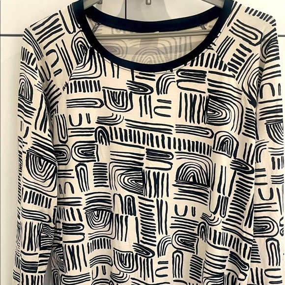 🇨🇦 THIS IS J Bamboo Top Abstract Patterned Black and White • Size Large Canadian - Picture 4 of 12